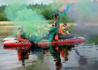 Слав по реке с цветным дымом в лодке