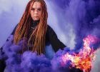 Ведьмовской образ для фотосессии с фиолетовым дымом