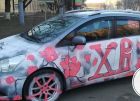 Роспись автомобиля меловыми аэрозольными красками на Пасху