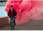 Велосипед и цветной дым как залог необычных фотографий