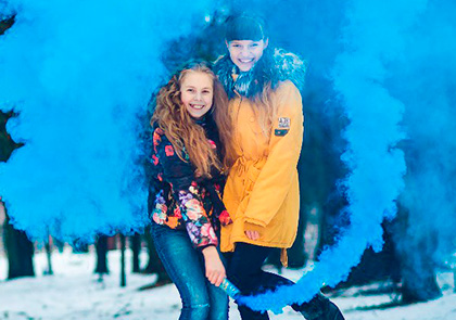 синий smoke fountain в руках у детей