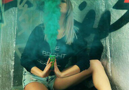 зеленый smoke fountain в руках у девушки
